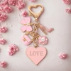 Kép 2/2 - Kulcstartó szerelmeseknek LOVE medállal (rózsaszín)