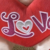 Kép 2/2 - Nagy plüss maci LOVE feliratos szívvel (50cm)