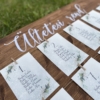 Kép 3/9 - Esküvői ültetőtábla fából - Csipeszekkel, Geenery mintás kártyákkal