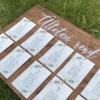 Kép 4/9 - Esküvői ültetőtábla fából - Csipeszekkel, Geenery mintás kártyákkal