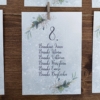 Kép 5/9 - Esküvői ültetőtábla fából - Csipeszekkel, Geenery mintás kártyákkal