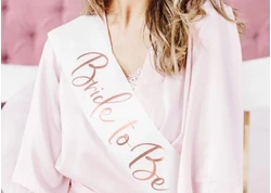 Vállszalagok, kitűzők, harisnyakötők