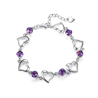 Ezüstözött női karkötő szivekkel (lila kristályokkal)