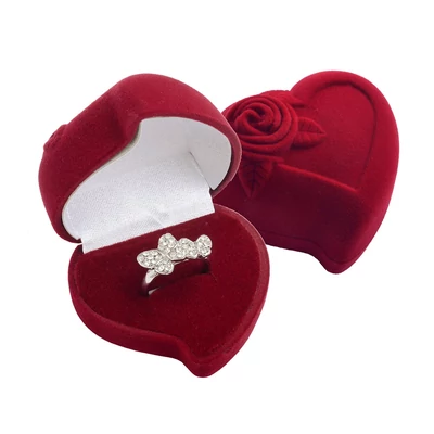 Szív alakú bordó bársony gyűrű doboz