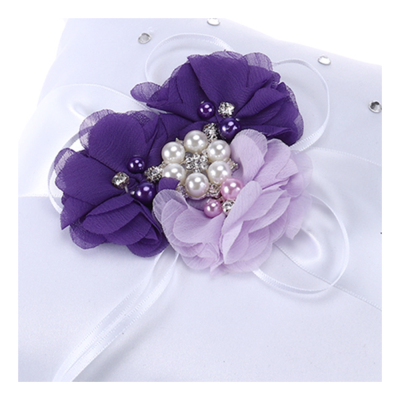 Esküvői gyűrűpárna lila virágokkal