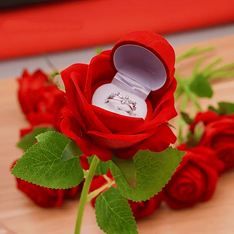 Rózsa formájú piros bársony jegygyűrű doboz