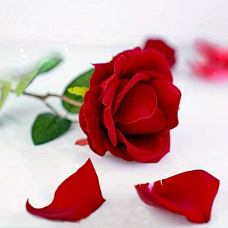 Rózsa formájú piros bársony jegygyűrű doboz