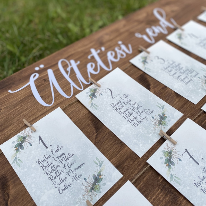 Esküvői ültetőtábla fából - Csipeszekkel, Geenery mintás kártyákkal