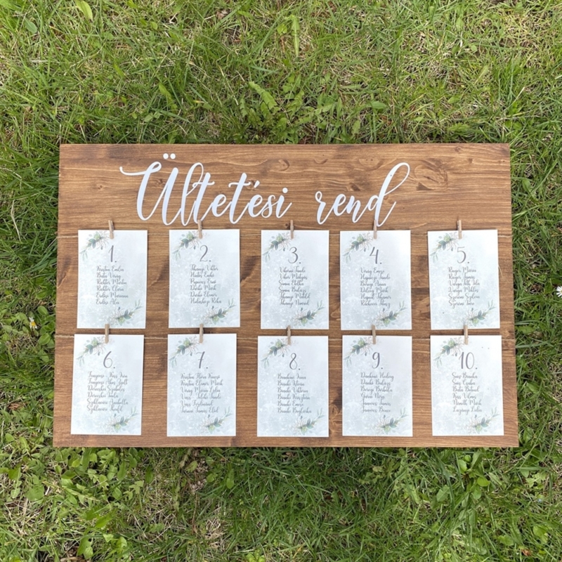 Esküvői ültetőtábla fából - Csipeszekkel, Geenery mintás kártyákkal